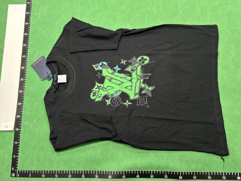  Louis Vuitton T-shirt  (39 CP)