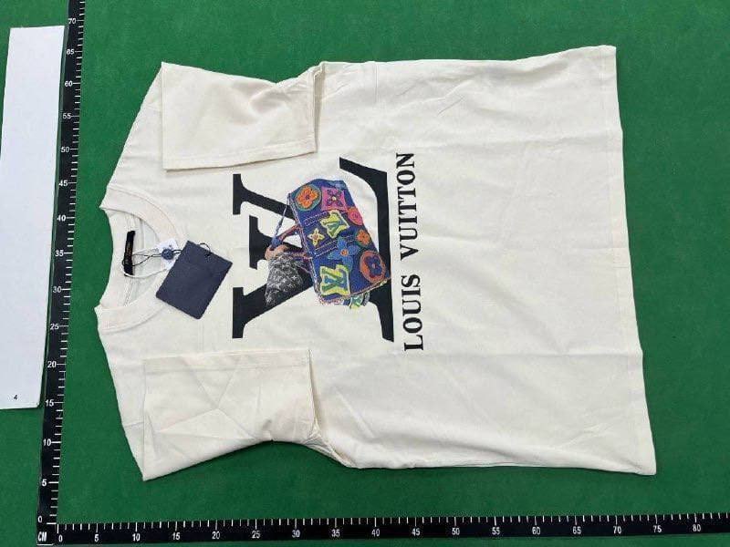  Louis Vuitton T-shirt  (39 CP)