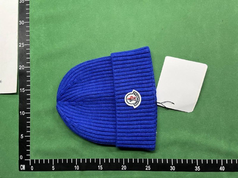 Moncler hat  (39 CP)