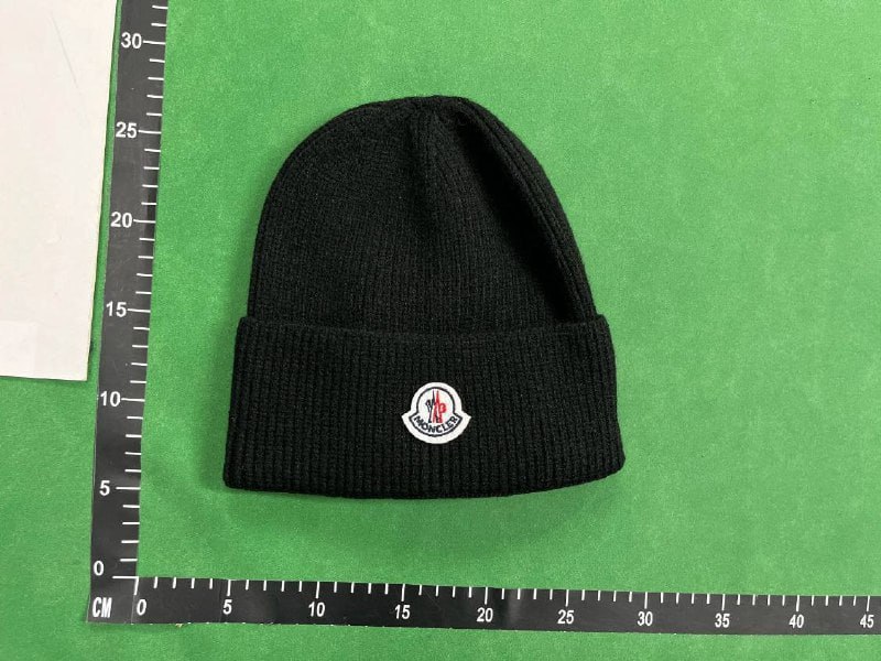 Moncler hat  (39 CP)