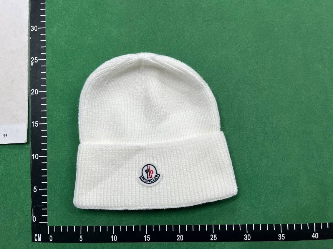 Moncler hat  (39 CP)