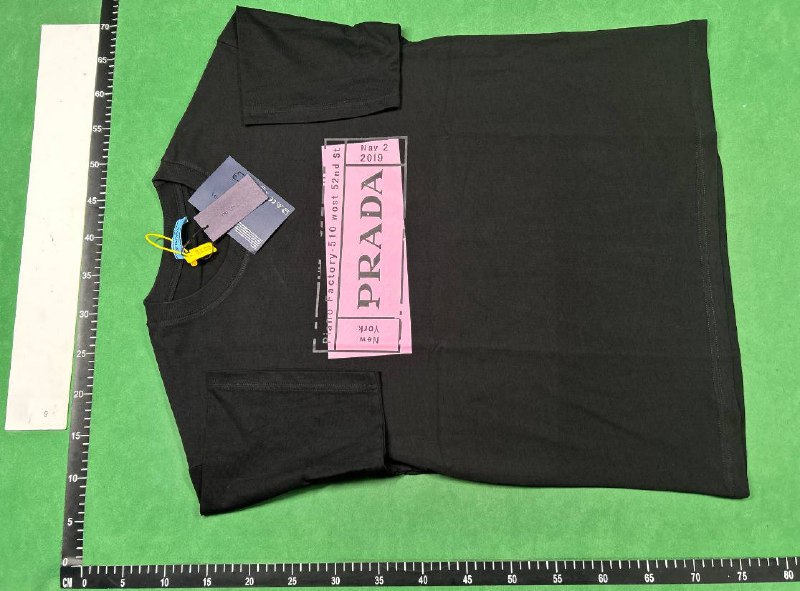Prada T-shirt   (38 CP)
