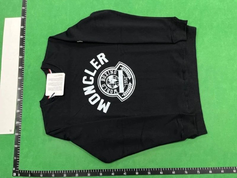 Moncler sweatshirt   (35 CP)