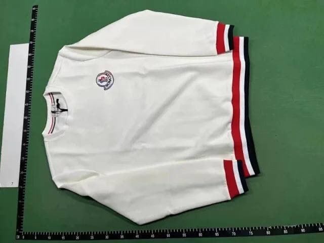 Moncler sweatshirt   (35 CP)