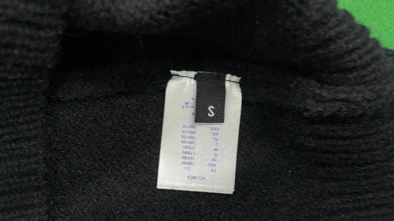 :LV sweater