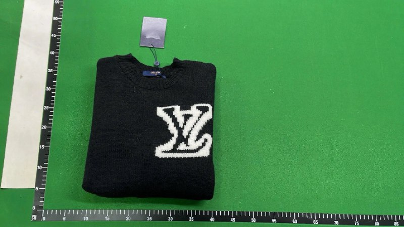 :LV sweater