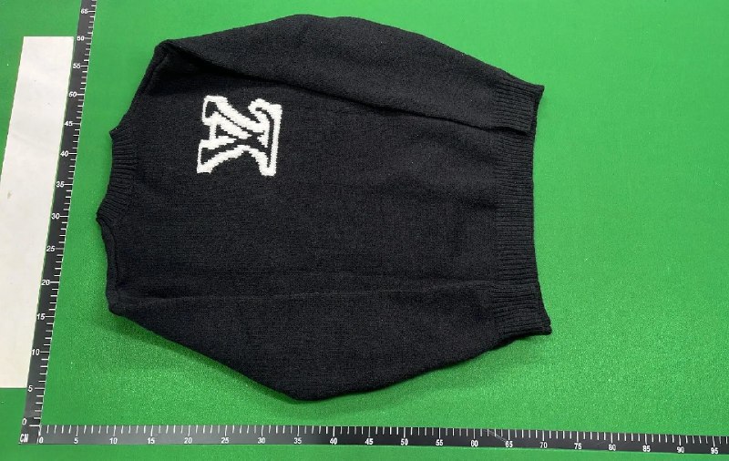 :LV sweater