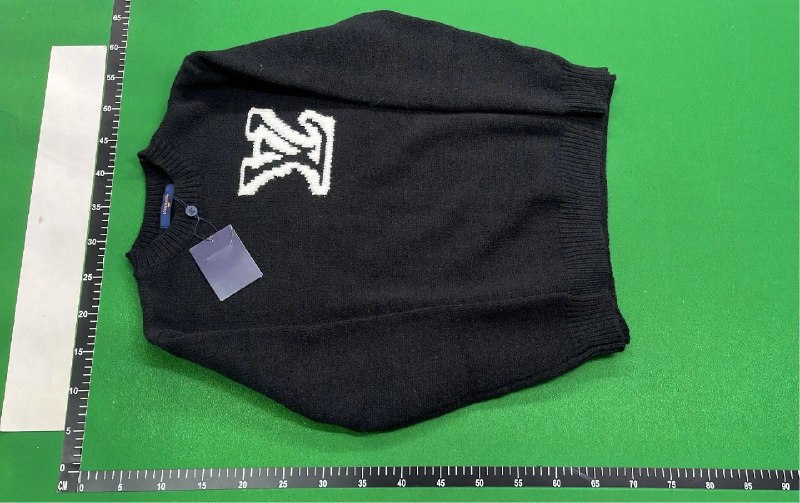 :LV sweater