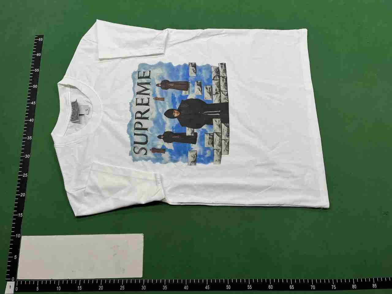 Supreme T-shirt  (32 CP)