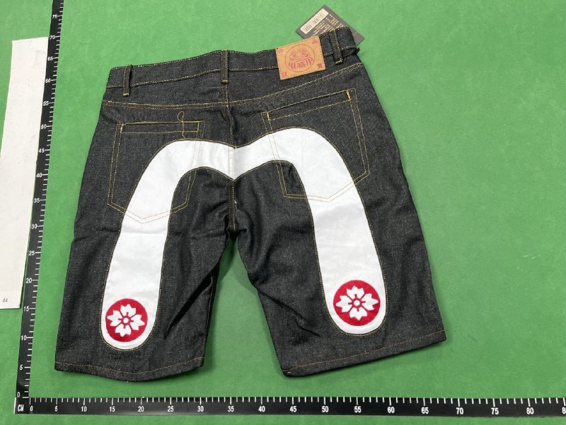  Evisu shorts  (32 CP)