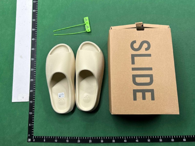 Yezzy slipper  (19 CP)