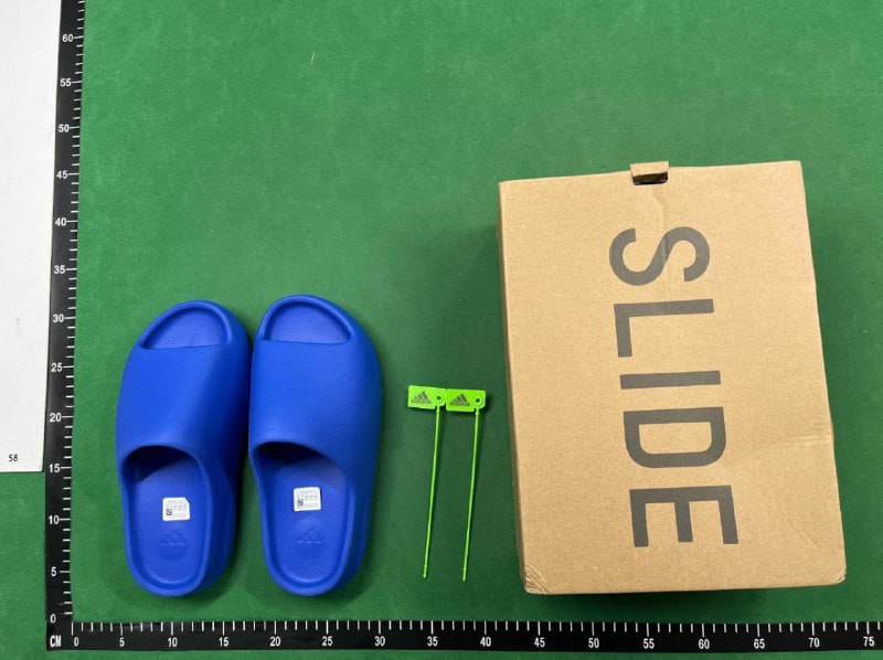 Yezzy slipper  (19 CP)
