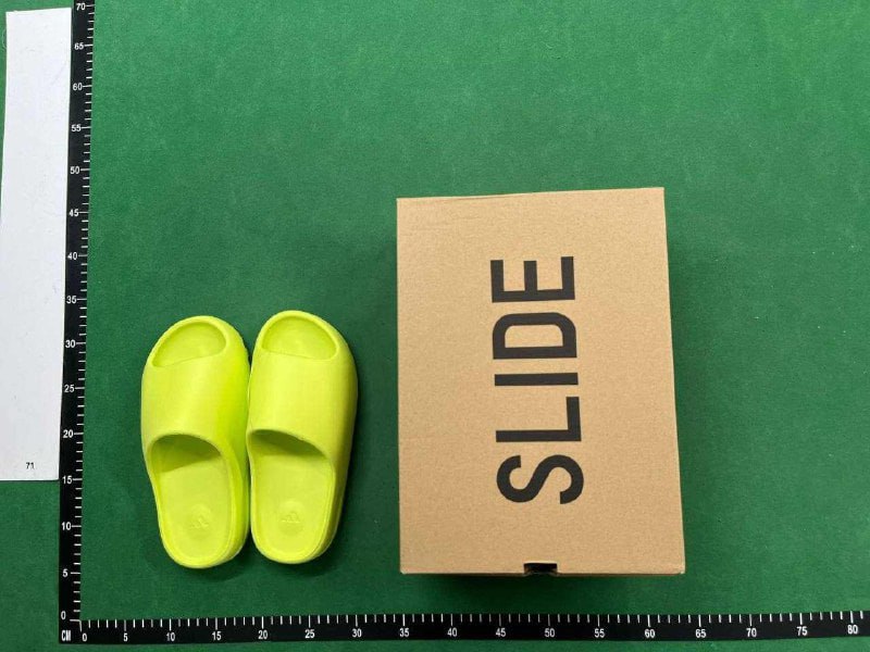 Yezzy slipper  (19 CP)