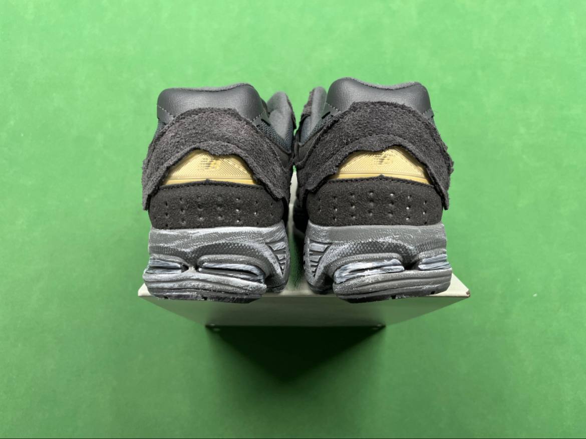 M batch New Balance 2002R 