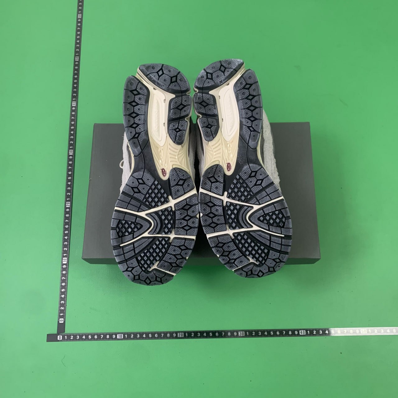 M batch New Balance 2002R 