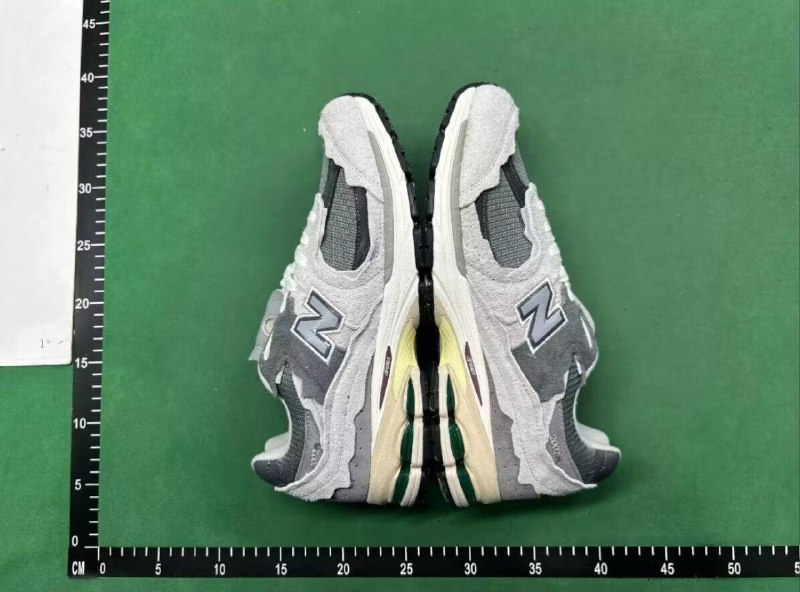 M batch New Balance 2002R 