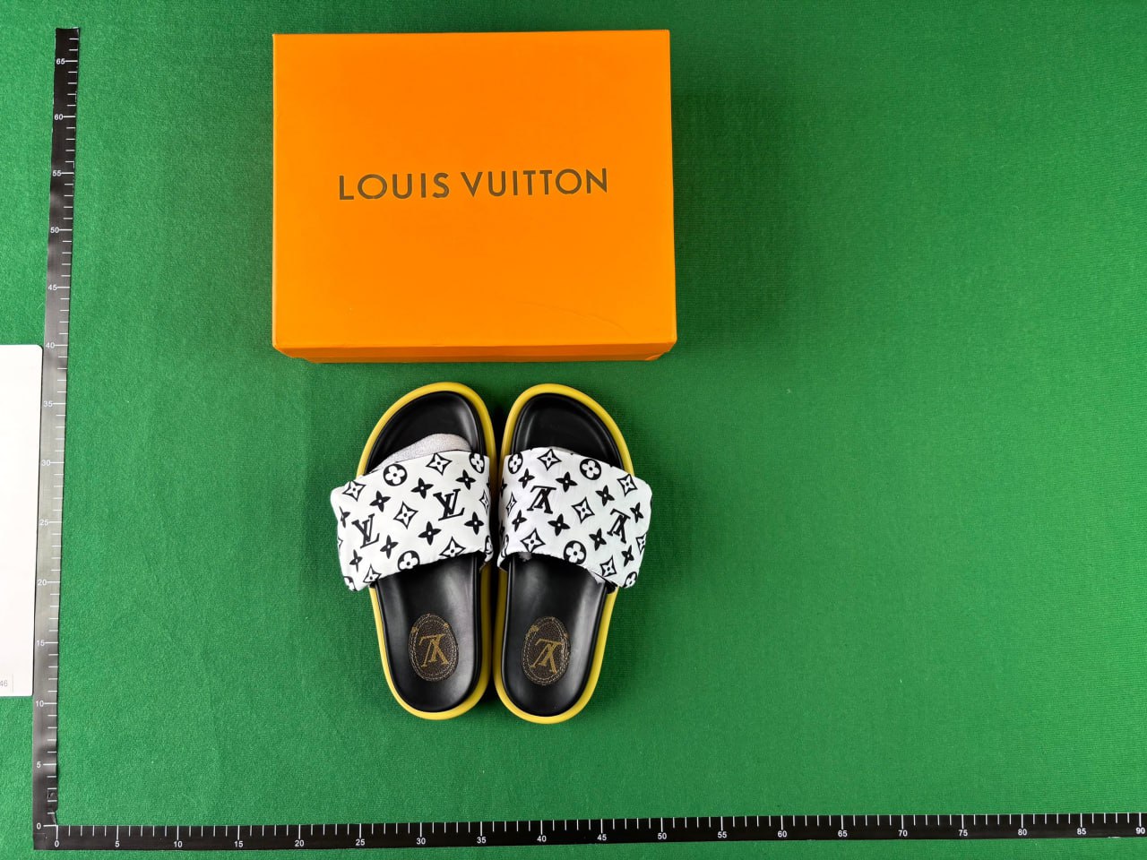  Louis Vuitton Slippers