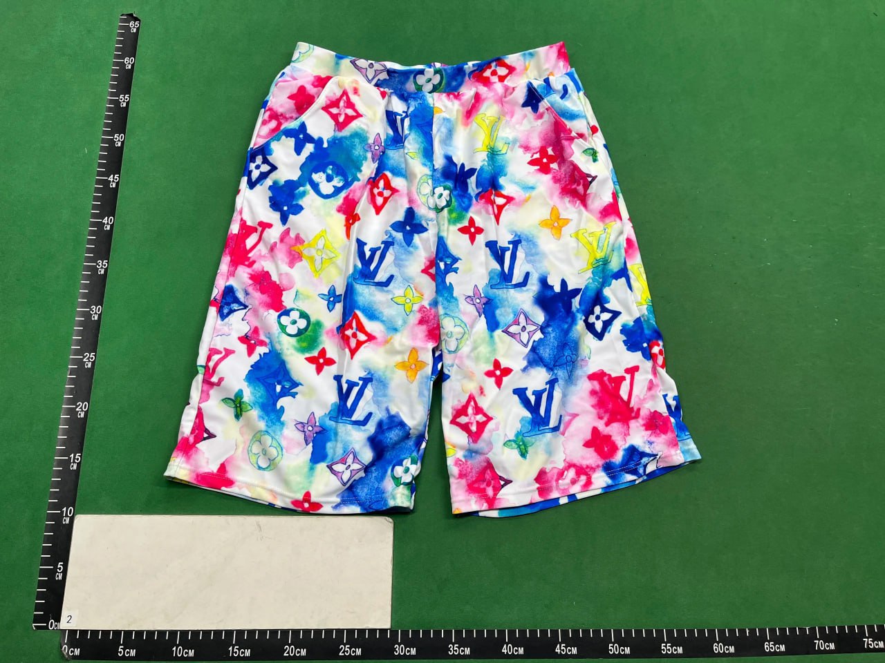Louis Vuitton shorts  (40 CP)