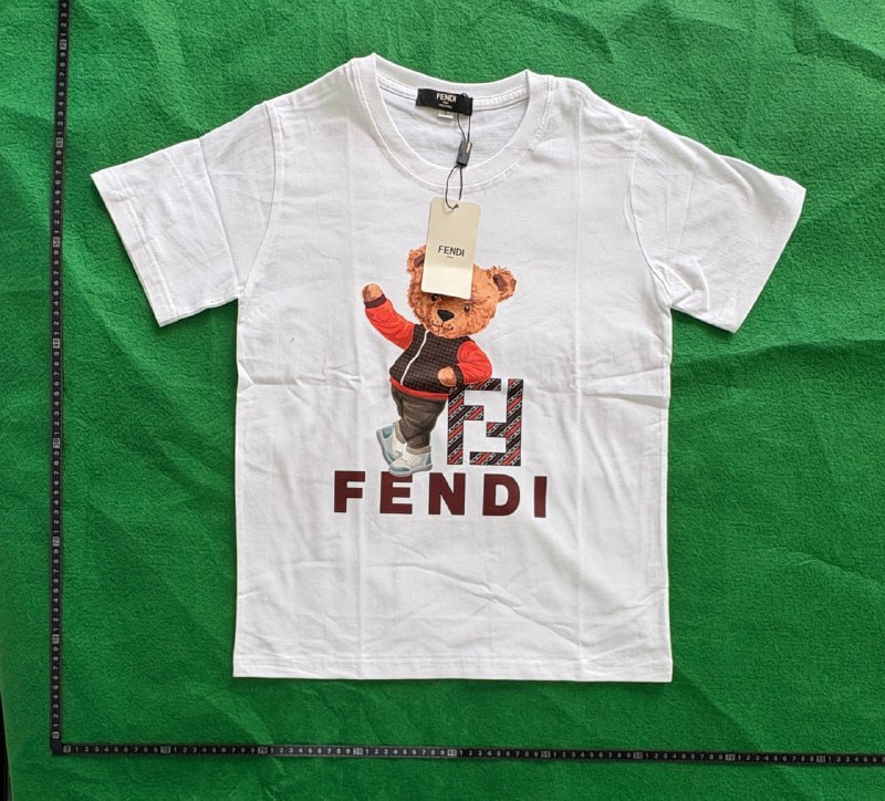 Fendi T-shirt  (40 CP)