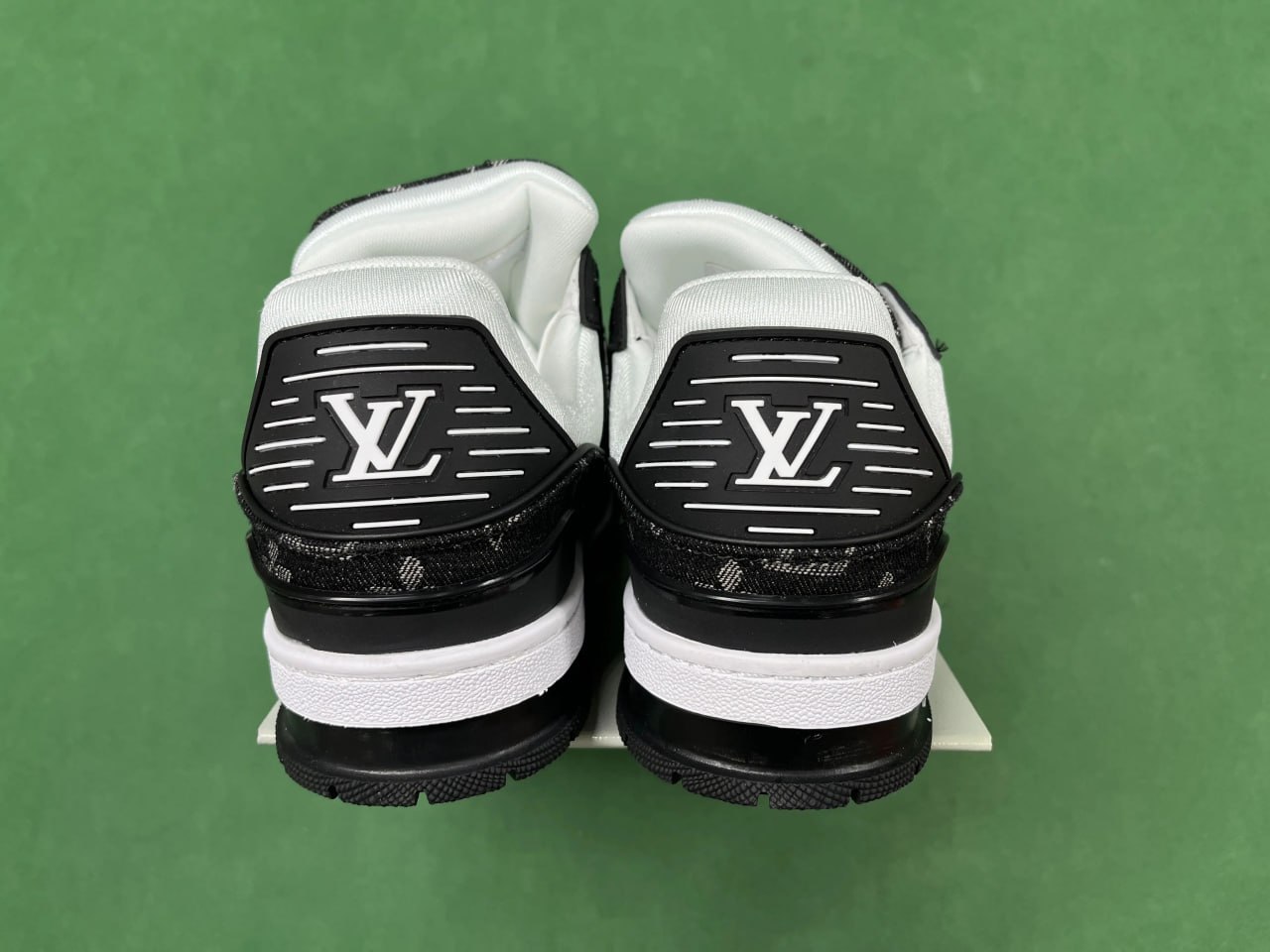 LV Louis Vuitton Trainer Sneaker ( 36 + styles)