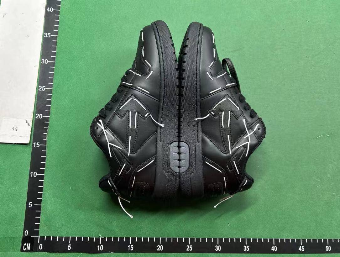  Off white shoes    (40 CP)