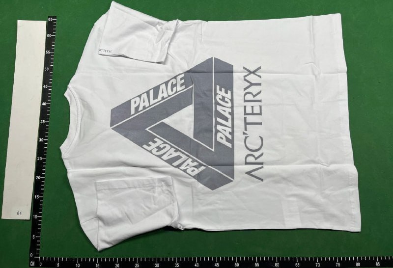  Palace T-shirt   (36 CP)