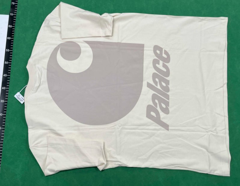  Palace T-shirt   (36 CP)