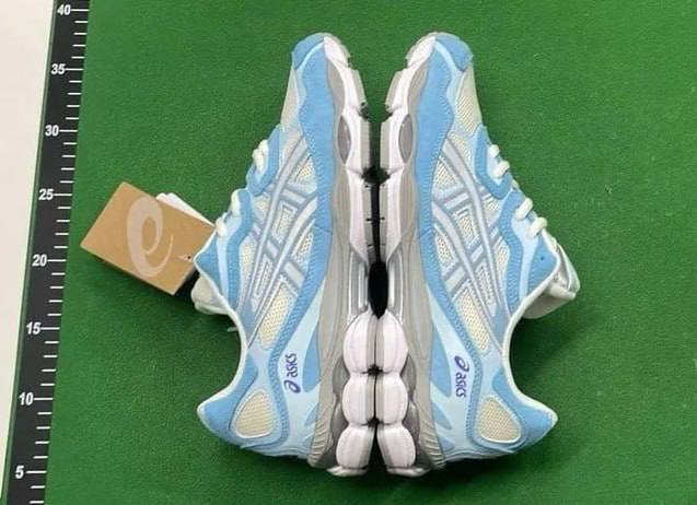  Asics sneakers 