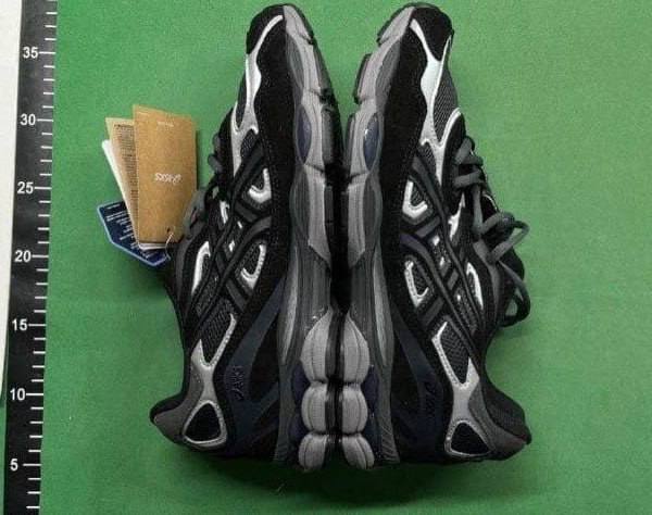  Asics sneakers 