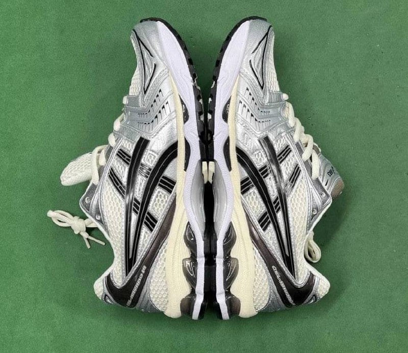  Asics sneakers 