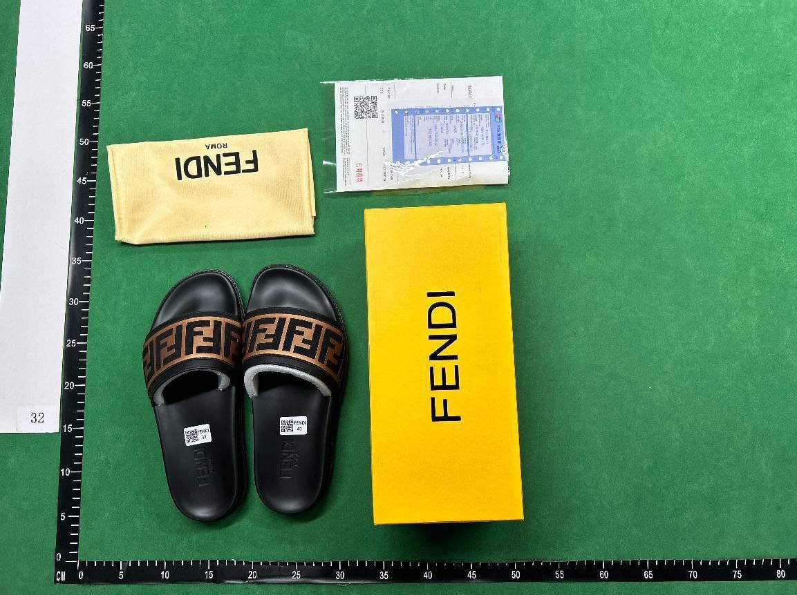  Gucci/Fendi/Burberry quality slippers/shoes