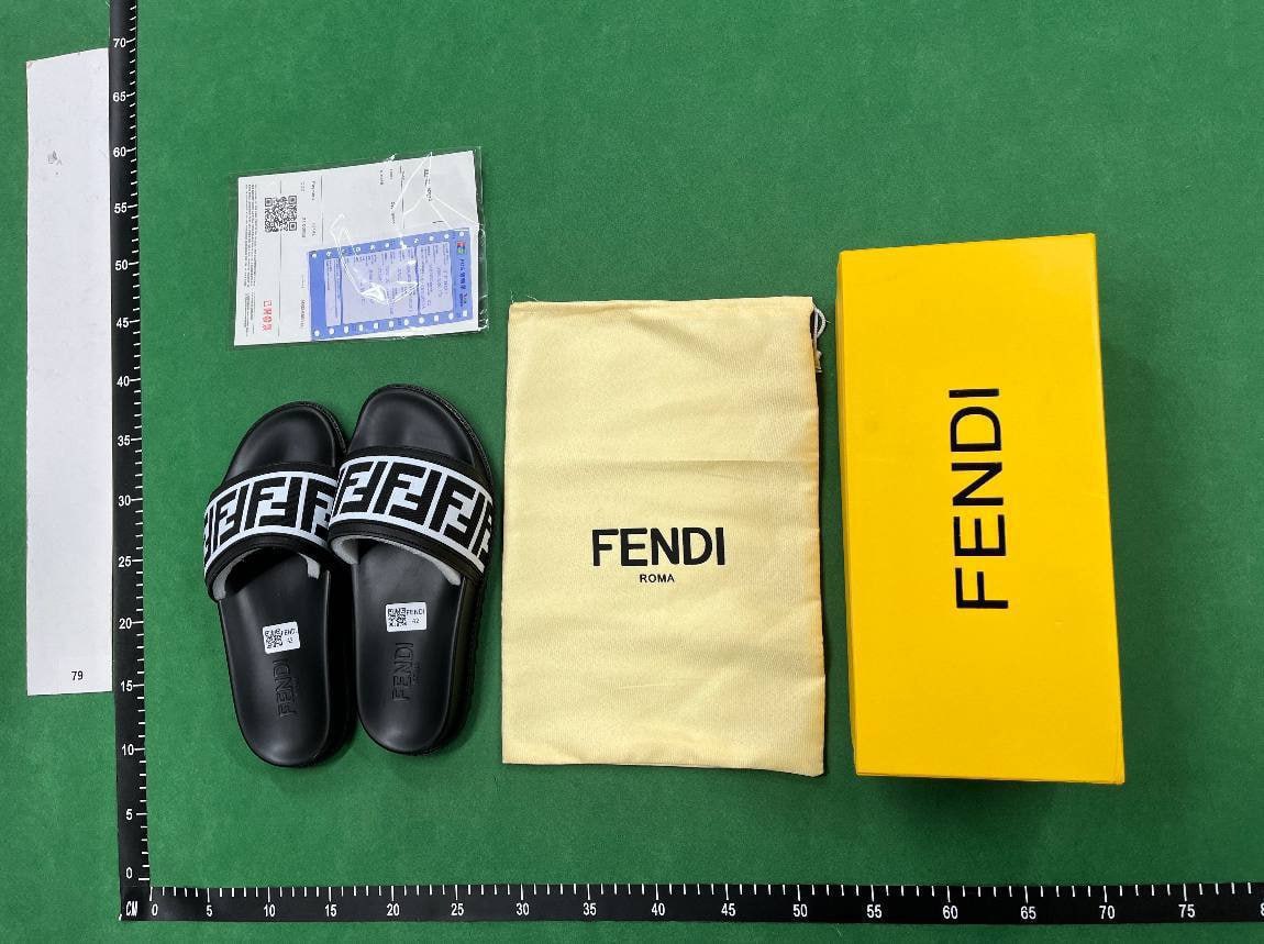  Gucci/Fendi/Burberry quality slippers/shoes