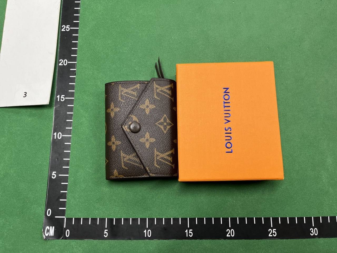 Louis Vuitton wallet  (40 CP)