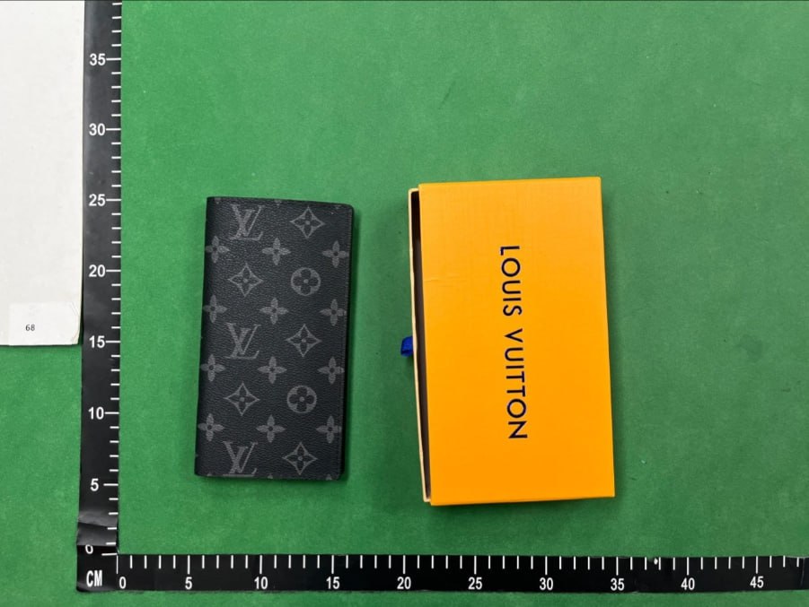Louis Vuitton wallet  (40 CP)