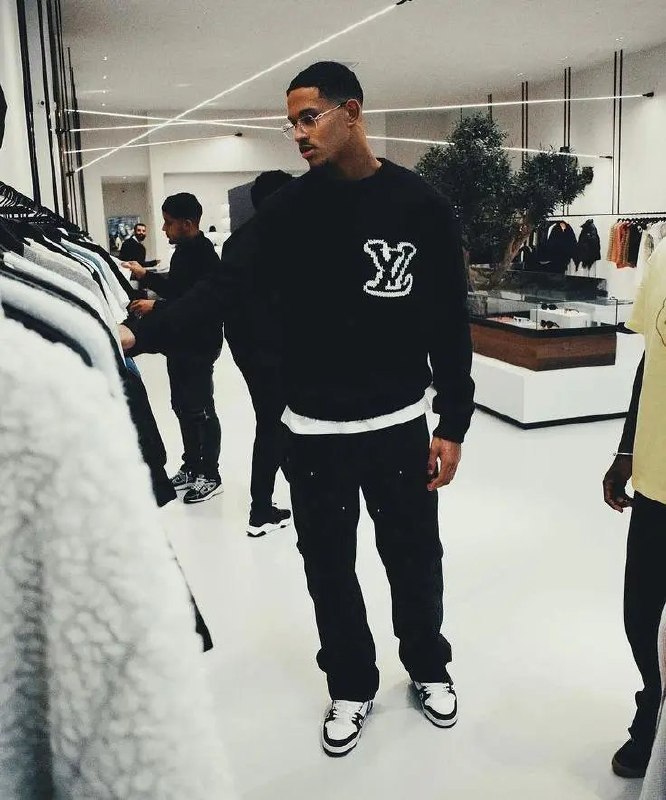 Lv sweater