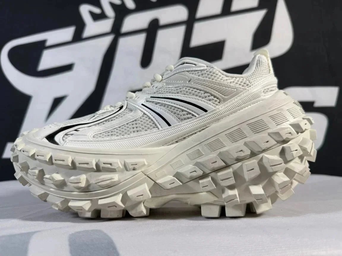  Balenciaga Defender