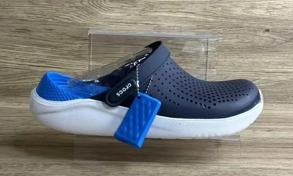 :Crocs sandals