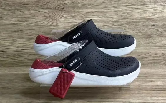:Crocs sandals