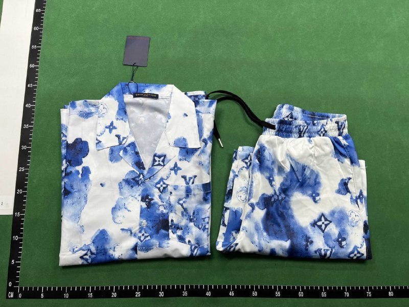  Louis Vuitton suit 