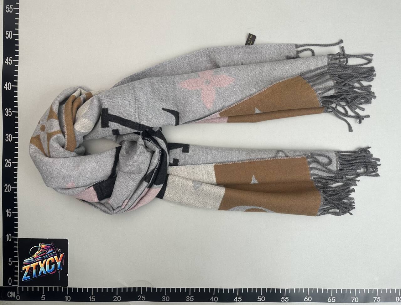LV scarf