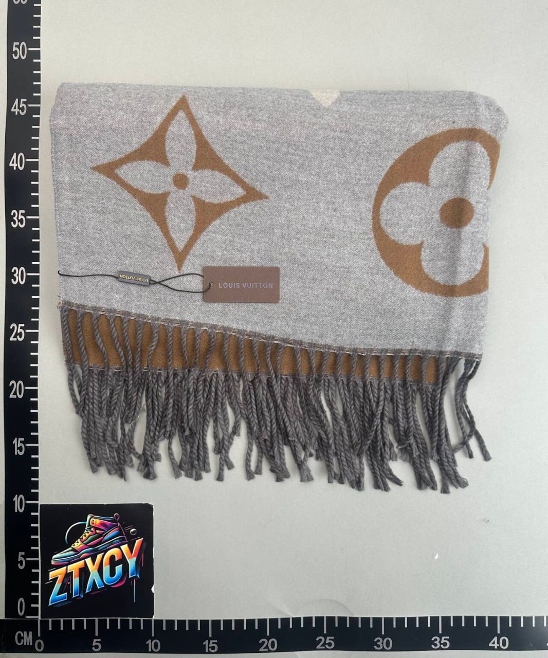 LV scarf