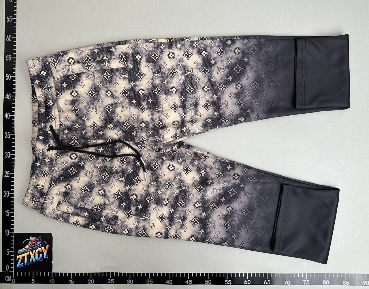 LV suit
