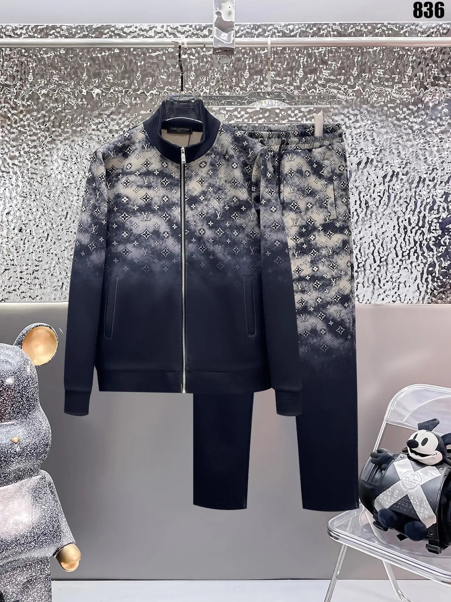  LV suit