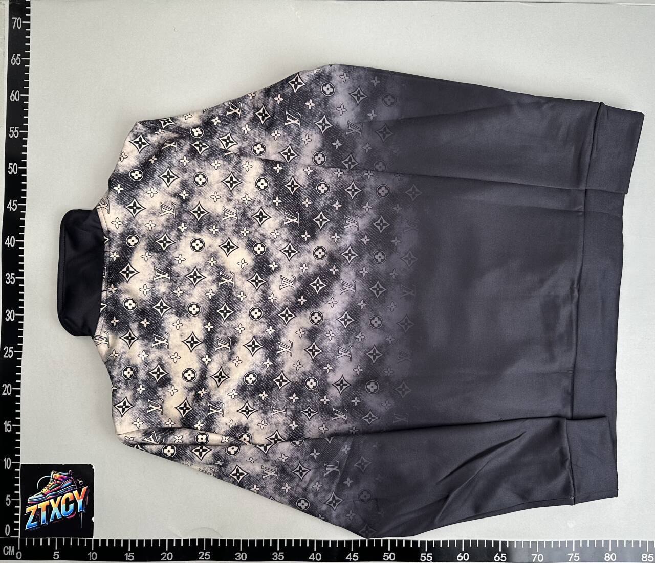  LV suit