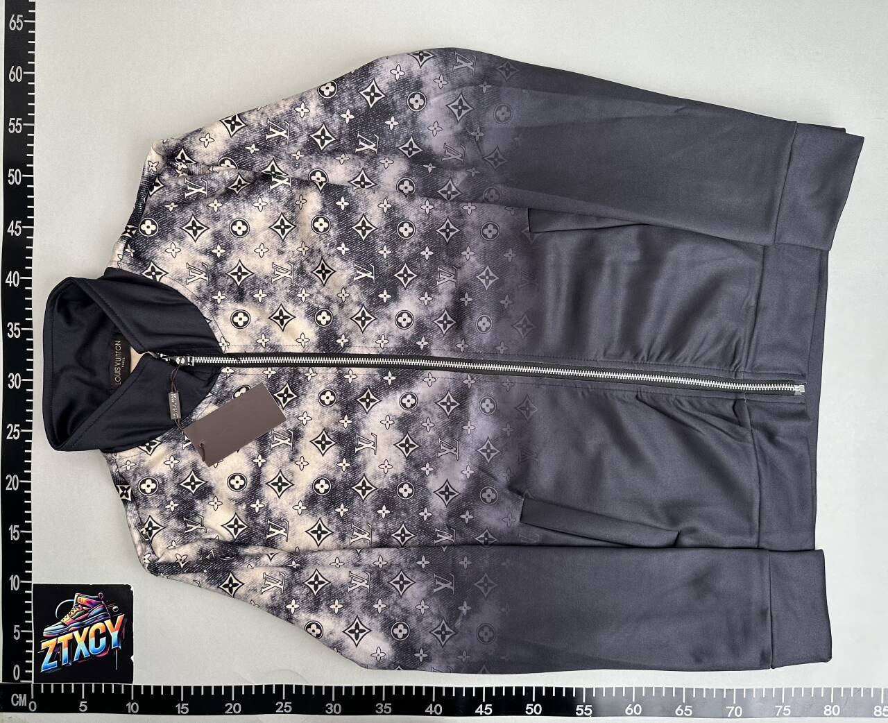  LV suit