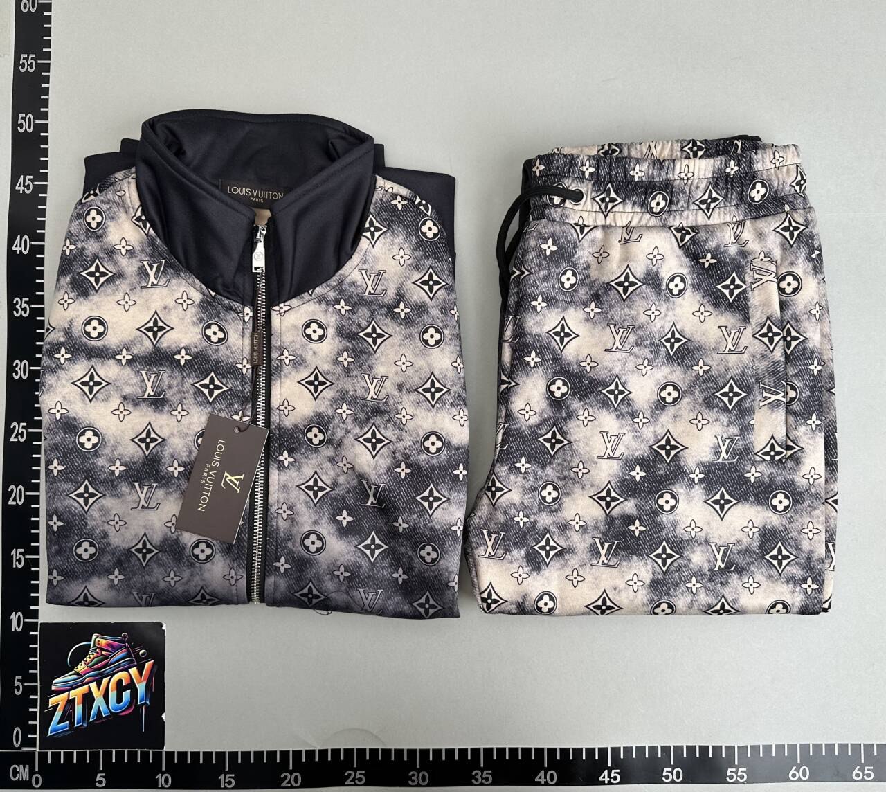  LV suit