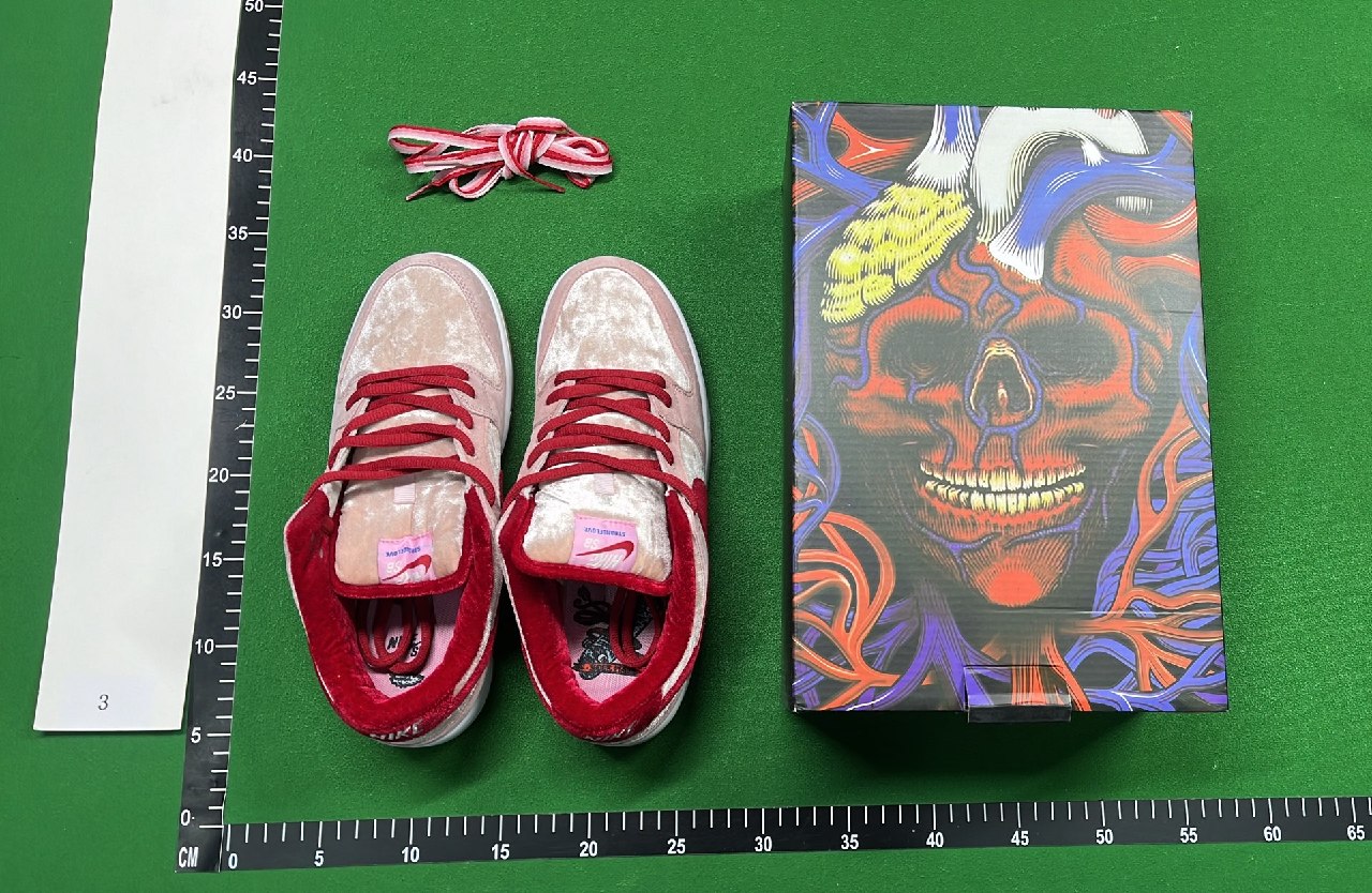 Nike SB Dunk Low Pink Velvet Skate Shoes